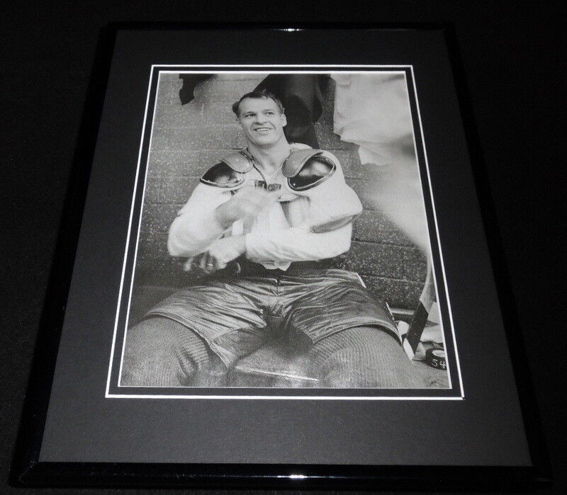 Gordie Howe in locker room Framed 11x14 Photo Display Red Wings