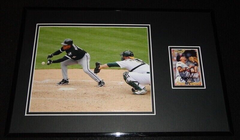 Omar Vizquel Signed Framed 11x17 Photo Display White Sox