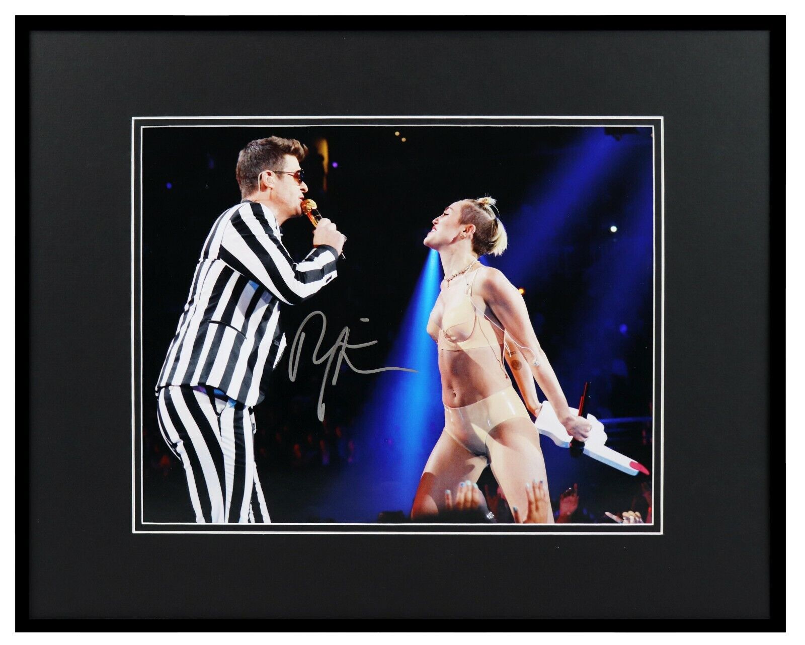 Robin Thicke Signed Framed 16x20 Photo Poster Display w/ Miley Cyrus MTV