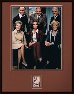 Ed Asner Signed Framed 11x14 Photo Display Mary Tyler Moore Show w/ cast