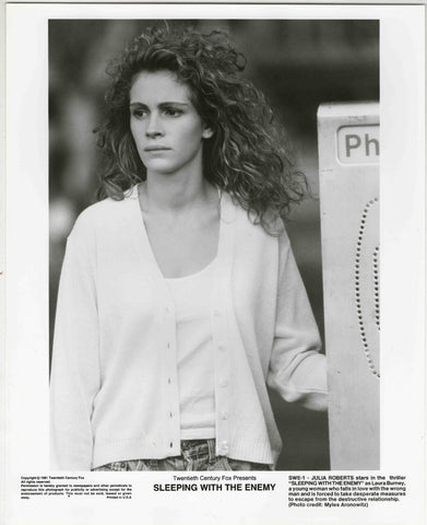 VINTAGE 1991 Sleeping With the Enemy Julia Roberts 8x10 Press Photo