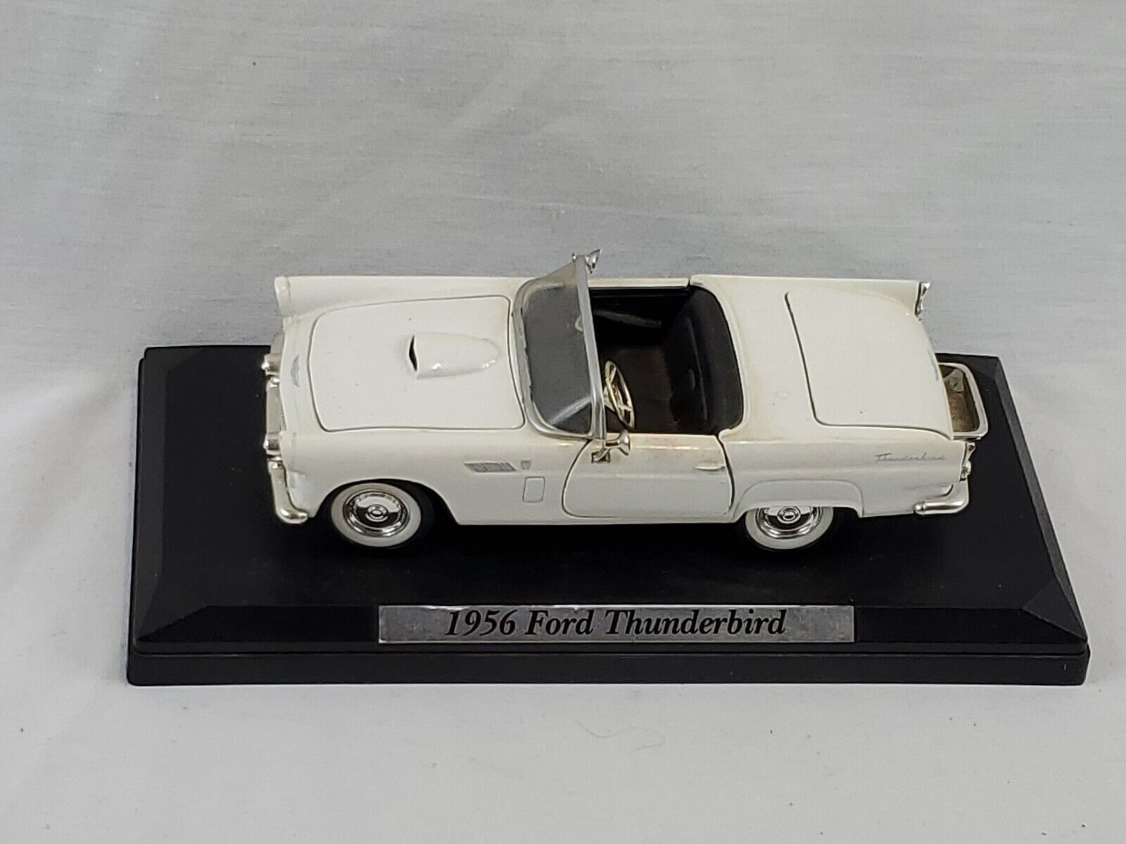 Motor Max American Classics 1956 Ford Thunderbird Convertible 1/24 Diecast Car