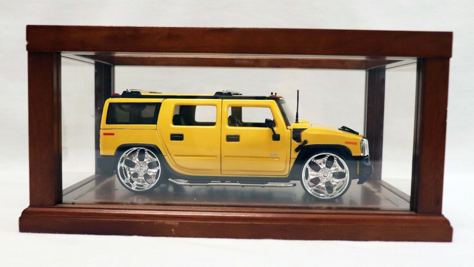 VINTAGE 2004 Jada Hummer H2 1:24 Diecast Vehicle w/ display case